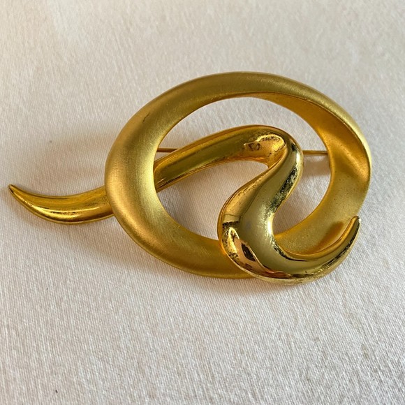Casual Corner Gold Tone Abstract Brooch - Picture 3 of 8